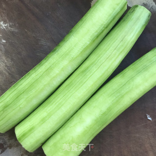 核桃油炒丝瓜的做法步调：1
