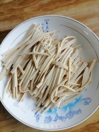胡萝卜豆腐皮的做法步调：3
