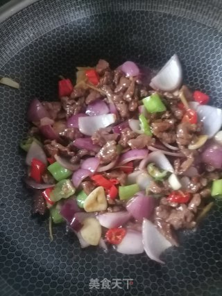 洋葱炒牛肉的做法步调：13