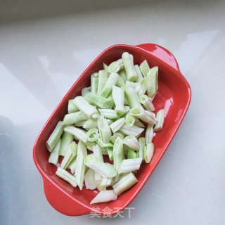 炸鸡块炖豆角的做法步调：2