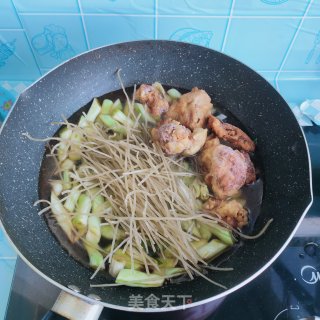 炸鸡块炖豆角的做法步调：8