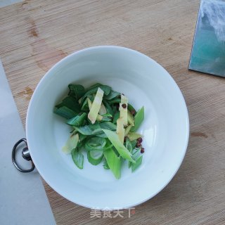 炸鸡块炖豆角的做法步调：3
