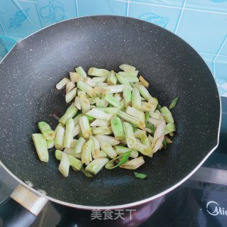 炸鸡块炖豆角的做法步调：7