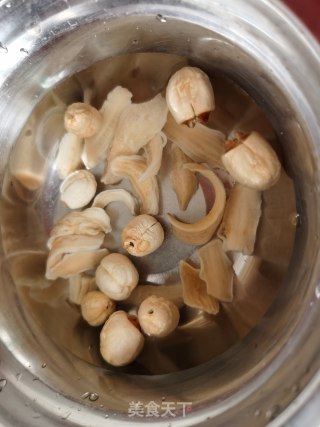 银耳莲子百开马蹄汤火的做法步调：2