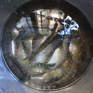 酸苦虾尾的做法步调：1