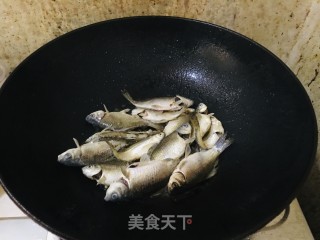 家死小鲫鱼汤的做法步调：2