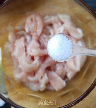 鸡胸肉炒黄花菜的做法步调：6
