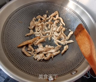 鸡胸肉炒黄花菜的做法步调：13