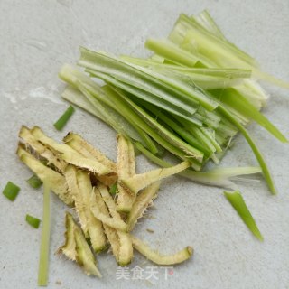 鸡胸肉炒黄花菜的做法步调：11