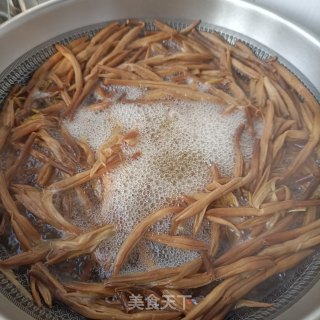 鸡胸肉炒黄花菜的做法步调：2