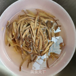 鸡胸肉炒黄花菜的做法步调：3
