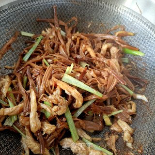 鸡胸肉炒黄花菜的做法步调：20