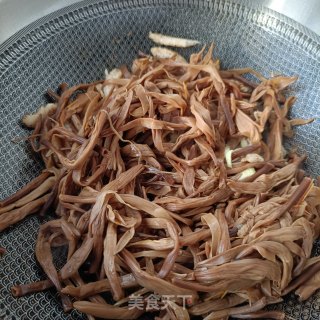 鸡胸肉炒黄花菜的做法步调：15