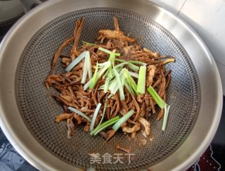 鸡胸肉炒黄花菜的做法步调：18