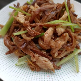 鸡胸肉炒黄花菜的做法步调：21
