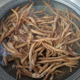 鸡胸肉炒黄花菜的做法步调：1
