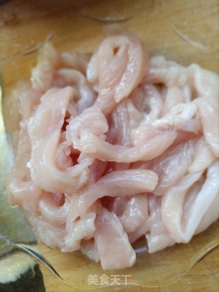 鸡胸肉炒黄花菜的做法步调：5