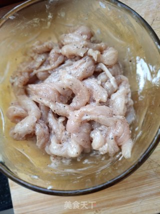 鸡胸肉炒黄花菜的做法步调：10