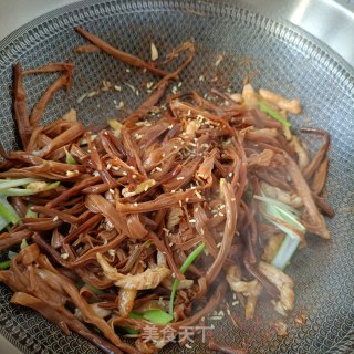 鸡胸肉炒黄花菜的做法步调：19