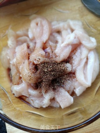 鸡胸肉炒黄花菜的做法步调：7