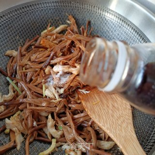 鸡胸肉炒黄花菜的做法步调：17