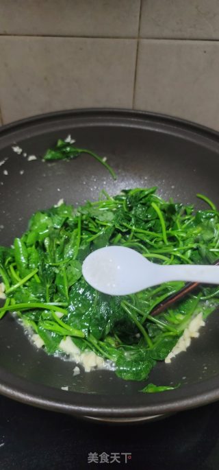 腐乳汁炒甘薯叶的做法步调：6