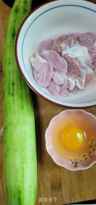 煎蛋丝瓜粉肠肥肉汤的做法步调：1