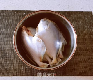 白烧仄鱼的做法步调：1