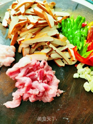 豆干炒肉的做法步调：2