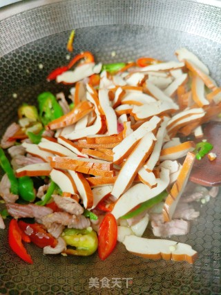 豆干炒肉的做法步调：6