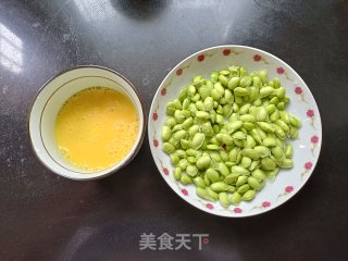 毛豆炒鸡蛋的做法步调：1