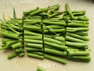 煎蛋炒空心菜梗的做法步调：1