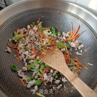 肉终炒槐花的做法步调：5