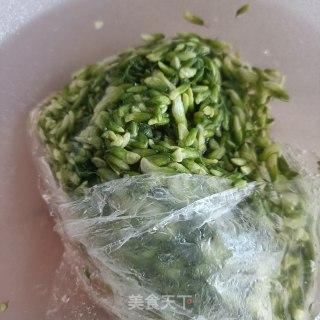 肉终炒槐花的做法步调：1