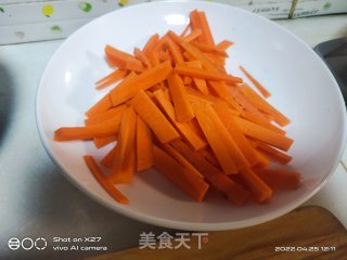 木耳炒鸡胸肉的做法步调：1