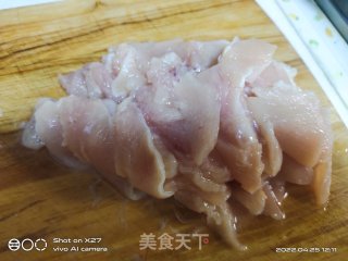 木耳炒鸡胸肉的做法步调：3