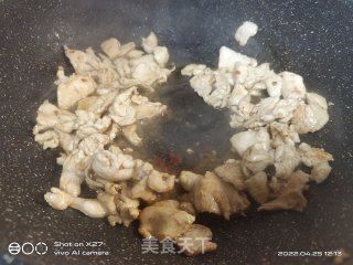 木耳炒鸡胸肉的做法步调：4