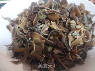 木耳炒鸡胸肉的做法步调：2