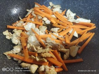 木耳炒鸡胸肉的做法步调：5