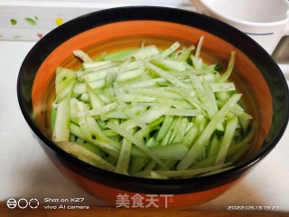 黄瓜玉米拌鸡胸肉的做法步调：2