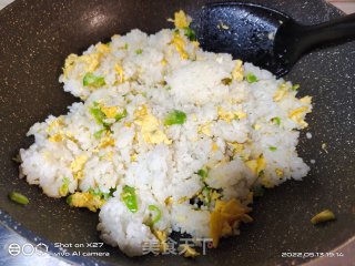 青椒鸡蛋炒饭的做法步调：4