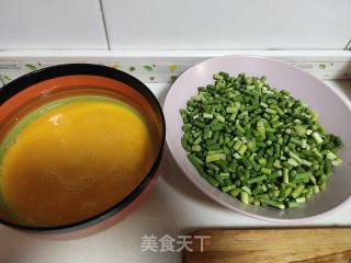 蒜薹炒鸡蛋的做法步调：1