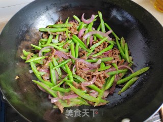 洋葱豆角炒牛肉的做法步调：5