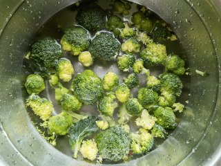 西兰花蘸十喷鼻菜蒜汁的做法步调：1