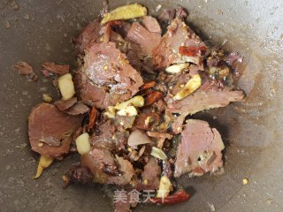 螺丝椒洋葱炒驴肉的做法步调：7