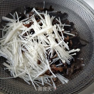 金针菇拌木耳的做法步调：5