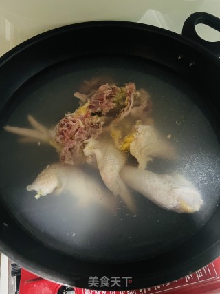 花胶蛤蜊干贝鸡汤的做法步调：1