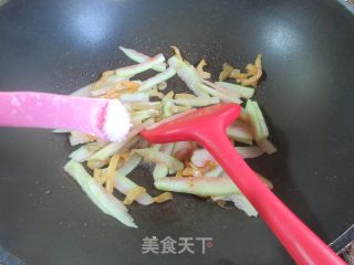 榨菜丝炒西瓜皮的做法步调：5