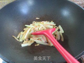 榨菜丝炒西瓜皮的做法步调：7