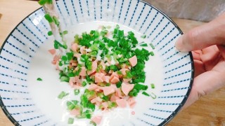 水腿肠煎饼的做法步调：5